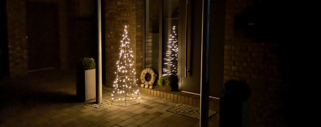 Weihnachtsbaum aus Metall mit Lichterkette