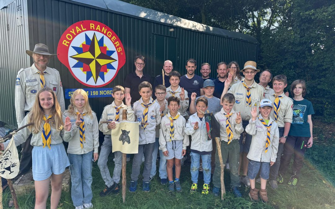 Feuen sich über die aufgearbeiteten Bauwagen: Die Royal Rangers 198 in Norden, Malermeister Andreas Freese und der Round Table 51 Aurich-Norden